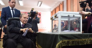 بالصور والفيديو ..الرئيس الجزائرى خلال الإدلاء بصوته بالانتخابات