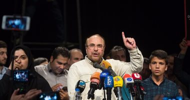 عمدة طهران المنسحب من سباق الرئاسة يدعو أنصاره للتصويت لمرشح المرشد "رئيسى"