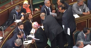 رئيس البرلمان يوقف الجلسة لمدة 5 دقائق بسبب حديث النواب مع الوزراء