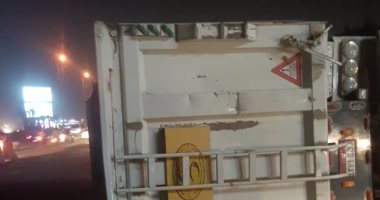 زحام مرورى بمحور المشير طنطاوى بسبب انقلاب سيارة نقل محملة بالزلط