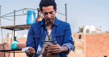 شاهد.. عمرو سعد يعمل بصناعة التماثيل والأوانى الفخارية بمسلسله الجديد