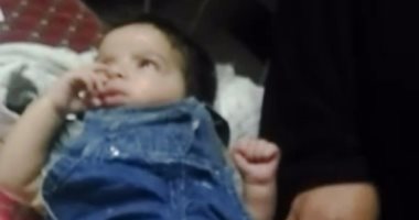 بالفيديو والصور.. طفل يولد بأطراف ضفدعية.. ووالده:بعت سيارتى لعلاجه و"مفيش فايدة"