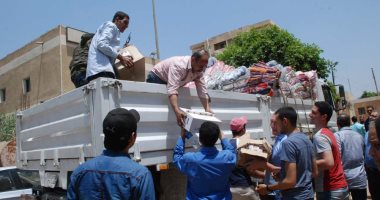 محافظة الجيزة: توزيع 400 بطانية و200 شنطة غذائية بقرية أبو غالب