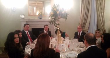 بالصور.. سفير مصر بواشنطن يقيم مأدبة عشاء لأعضاء وفد بعثة طرق الأبواب بأمريكا