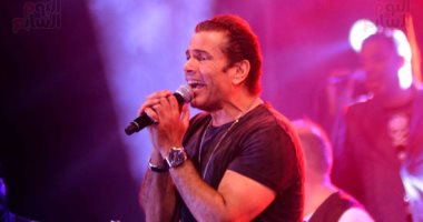 عمرو دياب يطرح "فيديو" لأغنية "راجع" من حفله الأخير