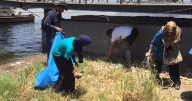 بالصور.. شباب الأقصر يواصلون حملات تنظيف نهر النيل من مخلفات المراكب 
