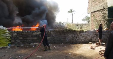 بالصور.. مدير أمن بنى سويف يشرف على إطفاء حريق لمنع امتداد النيران للمنازل