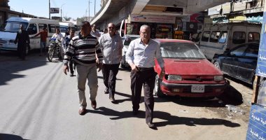 بالصور.. محافظ المنيا يسحب رخصة سيارة مخالفة خلال جولة بشوارع المدينة