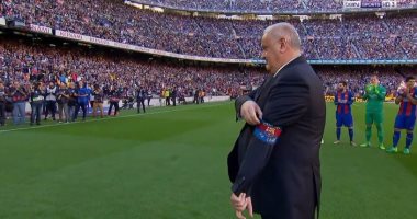 بالفيديو.. برشلونة يكرِّم "كابتن" الإداريين قبل مباراة فياريال