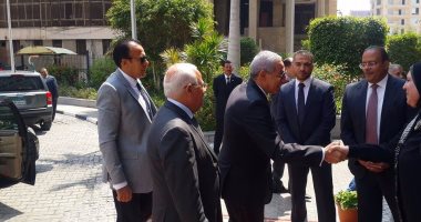 بالصور.. وزير الصناعة يصل بورسعيد والمحافظ يستقبله بالديوان العام