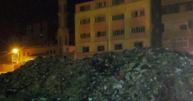 بالصور.. تلال القمامة تحاصر محيط المدرسة الابتدائية فى بشتيل