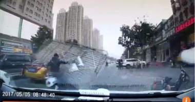 شاهد.. لحظة سقوط لوحة إعلانات بسبب الرياح الشديدة وإصابة مواطن بالصين