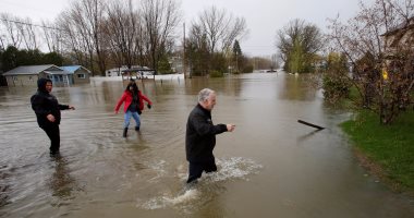 بالصور.. رئيس مقاطعة كيبيك يتفقد مناطق غمرتها الفيضانات فى كندا