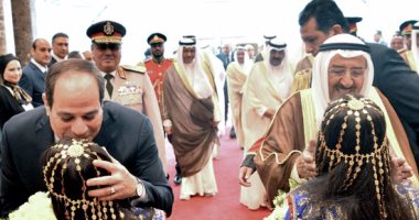 الأطفال يستقبلون الرئيس السيسي بباقات الورود فور وصوله الكويت
