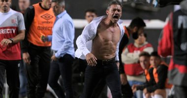 بالفيديو.. مدرب أرجنتينى يغادر الملعب عاريًا اعتراضًا على الحكم