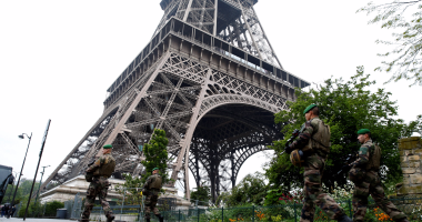 رجل يهاجم عسكريا فرنسيا فى باريس بسكين دون وقوع إصابات