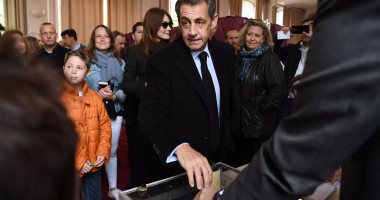 بالصور.. ساركوزى وزوجته يدليان بصوتهما بالجولة الثانية من الانتخابات الفرنسية