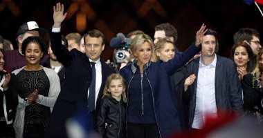 بالصور.. ماكرون وزوجته يحتفلان بفوزه فى انتخابات الرئاسة الفرنسية