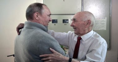 بالفيديو والصور.. بوتين يزور معلمه السابق فى الـ"كى جى بى"