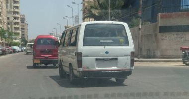 قارئ يرصد سيارة "ميركوباص" بدون لوحات معدنية بسموحة فى الإسكندرية
