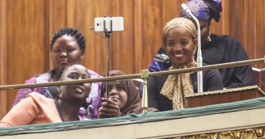 لقطة اليوم.. صحفية أفريقية تلتقط "سيلفى" بالجلسة العامة للبرلمان