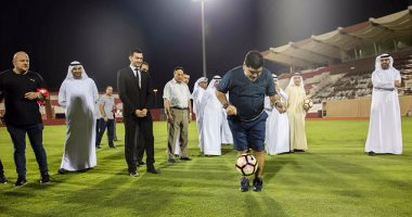 بالصور.. مارادونا يستعرض مهاراته الكروية بعد قيادة الفجيرة الإماراتى