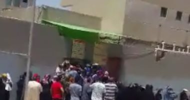 بالفيديو..قارئ يرصد معاناة المواطنين أمام مكتب تموين منشأة ناصر
