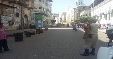 بالصور.. تساقط أجزاء من عقار آيل للسقوط يغلق شارع التحرير بدمياط