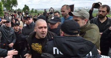 بالصور..الشرطة الأوكرانية تلقى القبض على متظاهرين خلال مسيرة "الفوج الخالد"