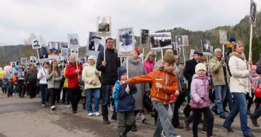 بالصور..مسيرة "فوج الخالدين" تحيى ذكرى الانتصار فى روسيا