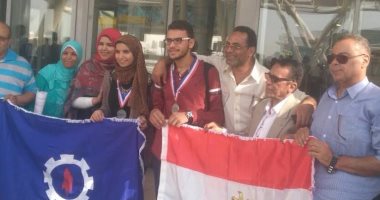 وفد من "تعليم السويس" يستقبل طالبين بمطار القاهرة فازا بفضية مسابقة "I sweep"