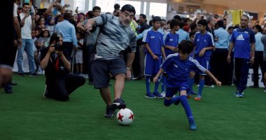 بالصور.. مارادونا ورونالدينيو يستعدان لمباراة نجوم العالم مع أطفال البحرين