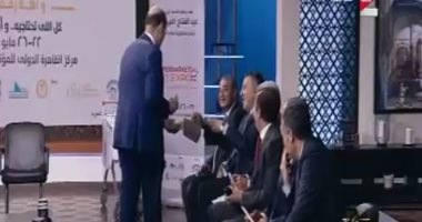 عمرو أديب يوزع بسكويت من معرض سوبر ماركت وأهلا رمضان.. والمصيلحى مازحا: مؤمن
