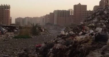 بالصور.. تلال القمامة تهدد حياة الأهالى بمدينة قباء بجسر السويس