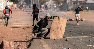 بالصور.. اشتباكات عنيفة بين الشرطة ومحتجين فى جنوب أفريقيا لليوم الثالث