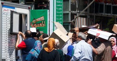 بالصور.. إقبال كثيف على منافذ بيع لحوم ومنتجات القوات المسلحة بالقاهرة