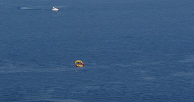 بالصور.. سيدة تستخدم منطاد للتجول حول خليج السويس