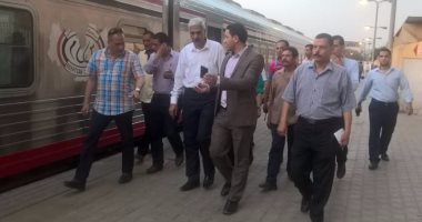 رئيس السكة الحديد يتفقد محطة مصر وكوبرى الليمون لمتابعة حركة القطارات