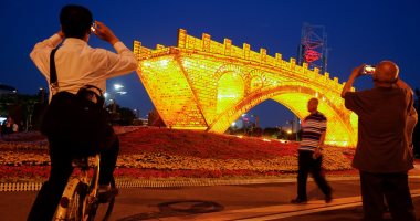 بالصور.. "جسر طريق الحرير الذهبى" يعرض فى شارع تشانجآن ببكين