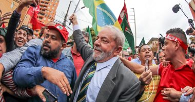 بالصور.. أنصار رئيس البرازيل الأسبق يستقبلونه فى الشوارع قبل محاكمته