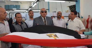 بالصور محافظ الوادى الجديد يتفقد مصنع ملابس المحافظة
