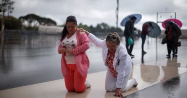 بالصور.. مواطنون يزحفون إلى ضريح فاطمة قبل زيارة بابا الفاتيكان للبرتغال