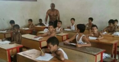 طلاب مدرسة يمتحنون بدون قمصان لانقطاع الكهرباء وارتفاع الحرارة باليمن