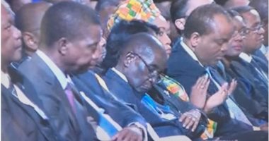 بالصور.. المتحدث باسم موجابى: الرئيس لا ينام بالمؤتمرات وإنما يريح عينيه