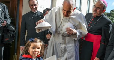 بالصور.. قبعة البابا فرنسيس تزين رؤوس الأطفال فى البرتغال