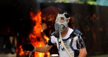 بالصور.. تواصل مظاهرات العنف فى فنزويلا.. والمحتجون يحتجزون شرطيين