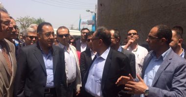 بالصور.. وزير الإسكان يتفقد قرية محرومة من الصرف الصحى بالدقهلية