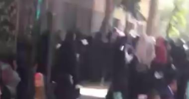 بالفيديو..قارئ بسوهاج يرصد تزاحم المواطنين بسبب شائعة "معاش جمال مبارك"