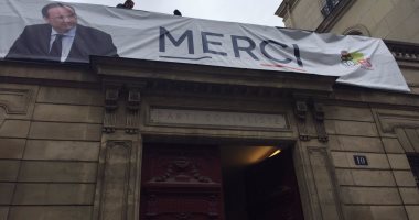 الحزب الاشتراكى الفرنسى يعلق لافتة شكر لفرنسوا هولاند على أبوابه