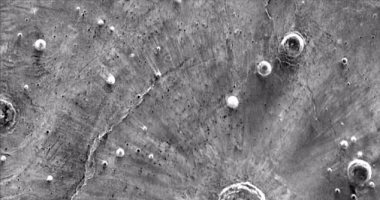 ديلى ميل: الجيولوجيون يتوصلون لأسباب ظهور حفر غريبة على المريخ